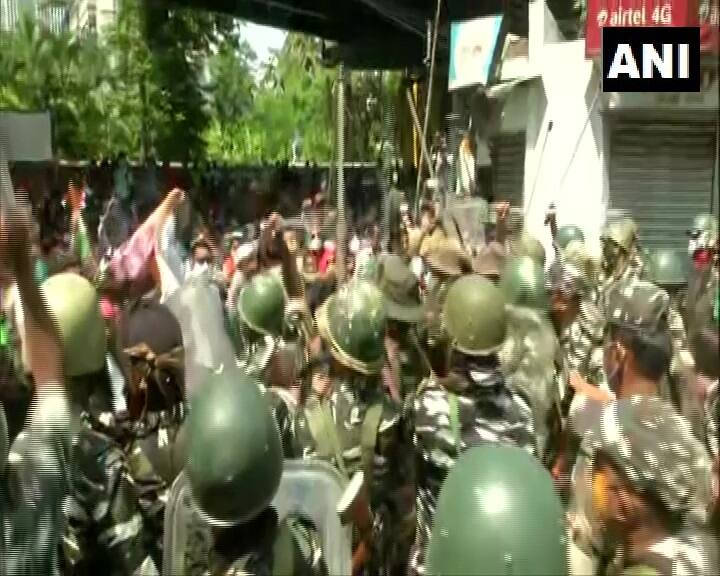 Narada sting case: ટીએમસી નેતાઓની ધરપકડ બાદ સીબીઆઈ ઓફિસ બહાર હંગામો, પોલીસનો લાઠીચાર્જ Narada sting case: ટીએમસી નેતાઓની ધરપકડ બાદ સીબીઆઈ ઓફિસ બહાર હંગામો, પોલીસનો લાઠીચાર્જ