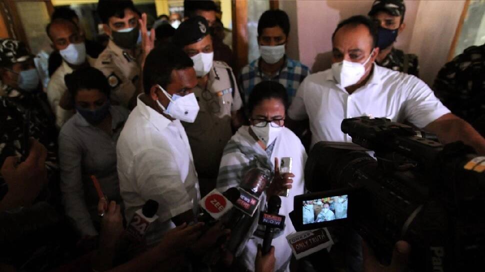 Narada Sting Case: TMCના ચારેય નેતાને મળ્યા જામીન, દિવસભર ચાલ્યો હંગામો Narada Sting Case: TMCના ચારેય નેતાને મળ્યા જામીન, દિવસભર ચાલ્યો હંગામો