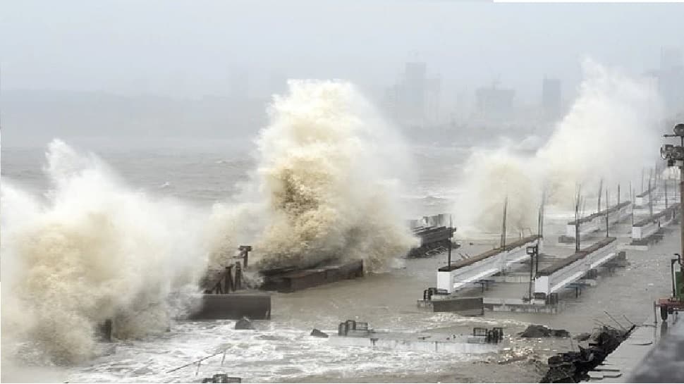 Cyclone Tauktae In Mumbai: મહારાષ્ટ્રમાં વાવાઝોડા તૌકતેને કારણે તબાહી, 6 લોકોના મોત અનેક ઘરોને નુકસાન Cyclone Tauktae In Mumbai: મહારાષ્ટ્રમાં વાવાઝોડા તૌકતેને કારણે તબાહી, 6 લોકોના મોત અનેક ઘરોને નુકસાન