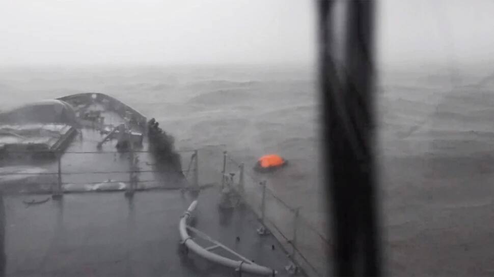Cyclone Tauktae નો કહેર, મુંબઈના સમુદ્રમાં ફસાયેલા જહાજ 'બાર્જ P305' માંથી 177 લોકોનું રેસ્ક્યૂ, 273 હતા સવાર Cyclone Tauktae નો કહેર, મુંબઈના સમુદ્રમાં ફસાયેલા જહાજ 'બાર્જ P305' માંથી 177 લોકોનું રેસ્ક્યૂ, 273 હતા સવાર