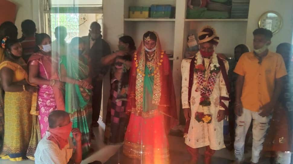 વાવાઝોડા વચ્ચે લગ્ન : પોલીસ અને વહીવટી તંત્રએ મળીને શેલ્ટર હોમમાં કપલની ઈચ્છા પૂરી કરી વાવાઝોડા વચ્ચે લગ્ન : પોલીસ અને વહીવટી તંત્રએ મળીને શેલ્ટર હોમમાં કપલની ઈચ્છા પૂરી કરી