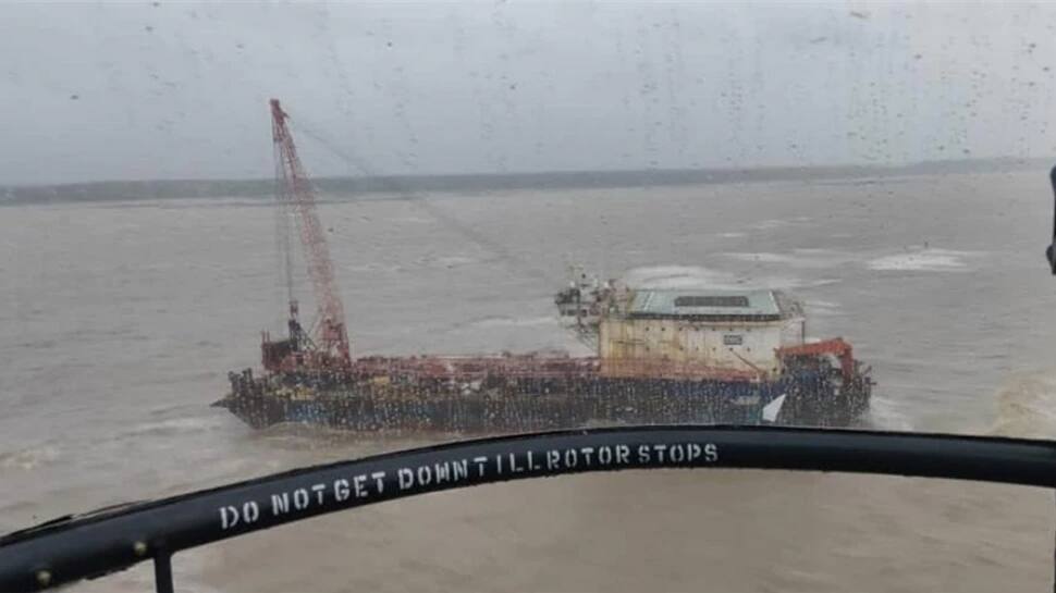 Cyclone Tauktae Rescue: 'Barge P305' જહાજમાંથી નેવીને મળ્યા 14 મૃતદેહ, હજુ 63 લોકો ગૂમ Cyclone Tauktae Rescue: 'Barge P305' જહાજમાંથી નેવીને મળ્યા 14 મૃતદેહ, હજુ 63 લોકો ગૂમ