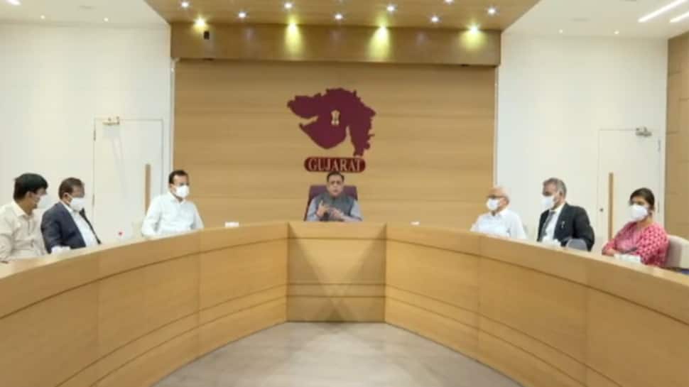 વાવાઝોડાએ સતત 28 કલાક સુધી ગુજરાતના અલગ-અલગ વિસ્તારોને ધમરોળ્યા: CM રૂપાણી વાવાઝોડાએ સતત 28 કલાક સુધી ગુજરાતના અલગ-અલગ વિસ્તારોને ધમરોળ્યા: CM રૂપાણી