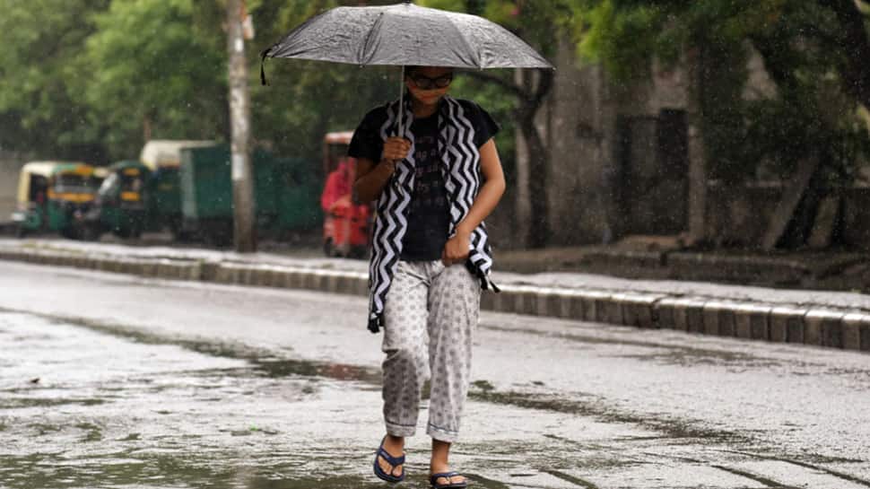 Cyclone Tauktae ની અસર, દિલ્હીમાં વરસી રહ્યો છે કમૌસમી વરસાદ, 70 વર્ષ જૂનો આ રેકોર્ડ પણ તૂટ્યો Cyclone Tauktae ની અસર, દિલ્હીમાં વરસી રહ્યો છે કમૌસમી વરસાદ, 70 વર્ષ જૂનો આ રેકોર્ડ પણ તૂટ્યો
