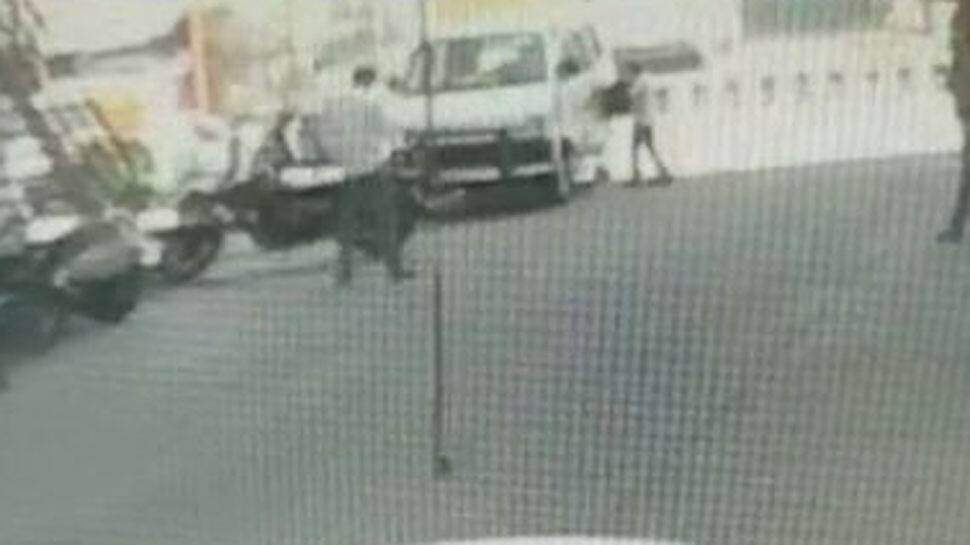 મહેસાણા 2 લાખની ચોરી, માલિકે CCTV વાયરલ થયા બાદ 21 દિવસે ફરિયાદ નોંધાવી મહેસાણા 2 લાખની ચોરી, માલિકે CCTV વાયરલ થયા બાદ 21 દિવસે ફરિયાદ નોંધાવી
