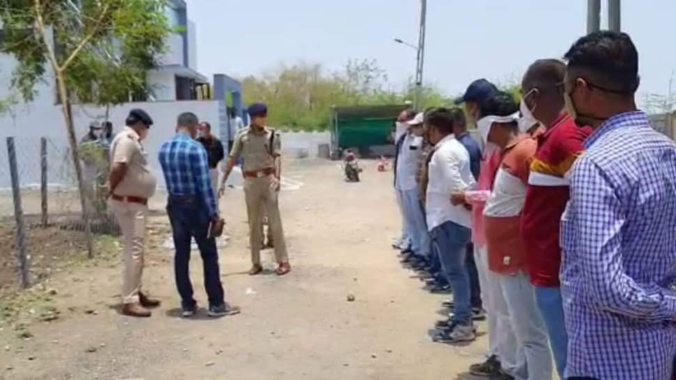 BHAVNAGAR: નિવૃત આર્મી જવાને પાર્કિંગ જેવી સામાન્ય બાબતે ધડાધડ ફાયરિંગ ચાલુ કર્યું અને... BHAVNAGAR: નિવૃત આર્મી જવાને પાર્કિંગ જેવી સામાન્ય બાબતે ધડાધડ ફાયરિંગ ચાલુ કર્યું અને...