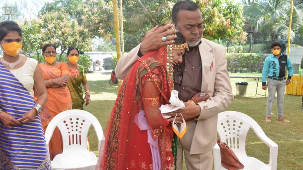 પાડોશી ધર્મ: હિંદુ દિકરીના પરિવારે માનસિક સંતુલન ગુમાવતા મુસ્લિમ યુગલ બન્યું પાલક માતા-પિતા, ઉપાડી લગ્નની જવાબદારી પાડોશી ધર્મ: હિંદુ દિકરીના પરિવારે માનસિક સંતુલન ગુમાવતા મુસ્લિમ યુગલ બન્યું પાલક માતા-પિતા, ઉપાડી લગ્નની જવાબદારી