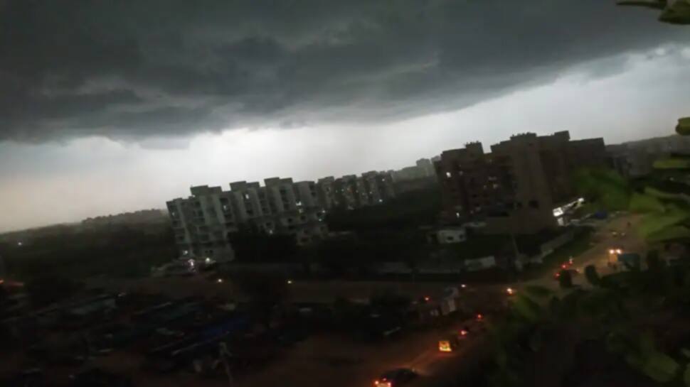 Ahmedabad ના અનેક વિસ્તારમાં પવન સાથે ભારે વરસાદ, કલોકમાં બરફના કરા પડ્યા Ahmedabad ના અનેક વિસ્તારમાં પવન સાથે ભારે વરસાદ, કલોકમાં બરફના કરા પડ્યા