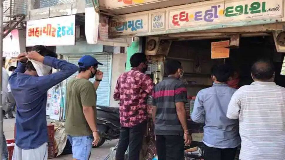 અમદાવાદમાં દુકાનદારો માટે આજથી બદલાયો નિયમ, વેક્સીનેશન કરાયું કમ્પલસરી અમદાવાદમાં દુકાનદારો માટે આજથી બદલાયો નિયમ, વેક્સીનેશન કરાયું કમ્પલસરી