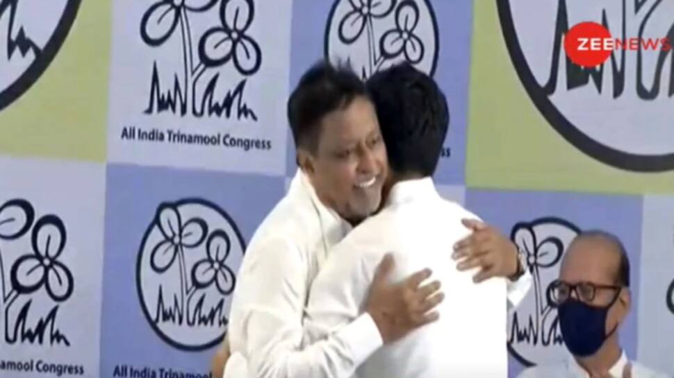 TMC માં પાછા ફર્યા Mukul Roy, કહ્યું- બાદમાં જણાવીશ 'ઘર વાપસી' નું કારણ TMC માં પાછા ફર્યા Mukul Roy, કહ્યું- બાદમાં જણાવીશ 'ઘર વાપસી' નું કારણ
