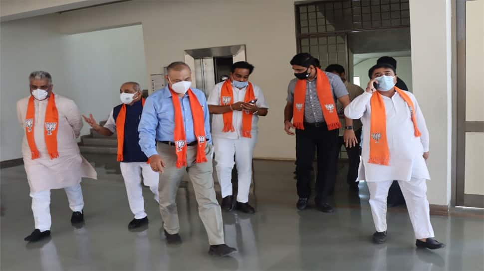 બેક ટુ બેક મીટિંગો કરી રહ્યાં છે ગુજરાત ભાજપના પ્રભારી, શું પાટીદાર ઈફેક્ટ કારણ છે? બેક ટુ બેક મીટિંગો કરી રહ્યાં છે ગુજરાત ભાજપના પ્રભારી, શું પાટીદાર ઈફેક્ટ કારણ છે?