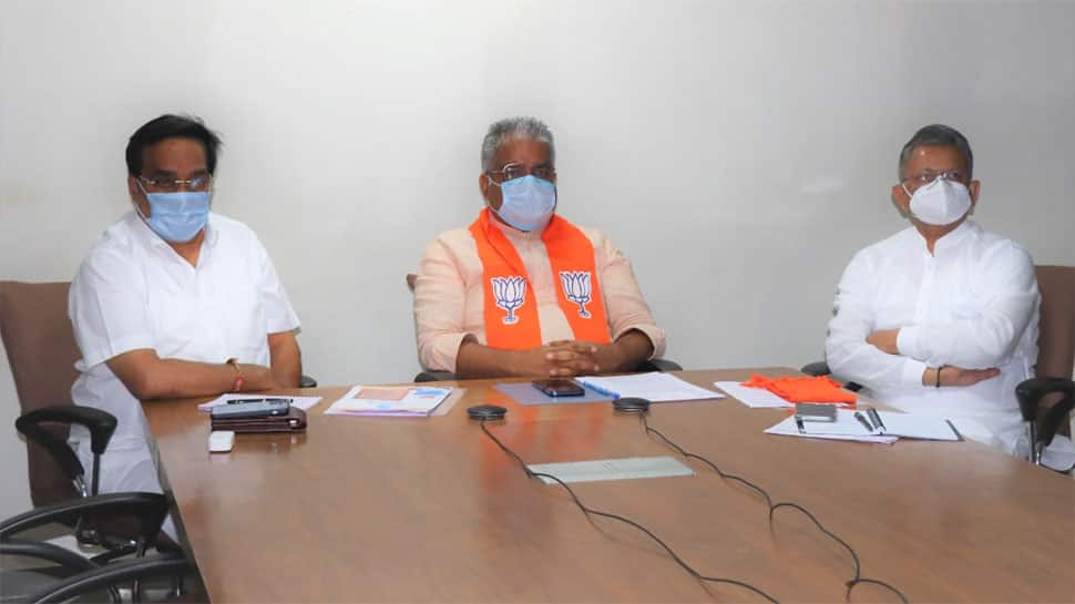 ભાજપ પ્રભારીની મુલાકાત બાદ ગુજરાતમાં બદલાવના સંકેત, વિસ્તરણની અટકળોએ પકડ્યું જોર ભાજપ પ્રભારીની મુલાકાત બાદ ગુજરાતમાં બદલાવના સંકેત, વિસ્તરણની અટકળોએ પકડ્યું જોર