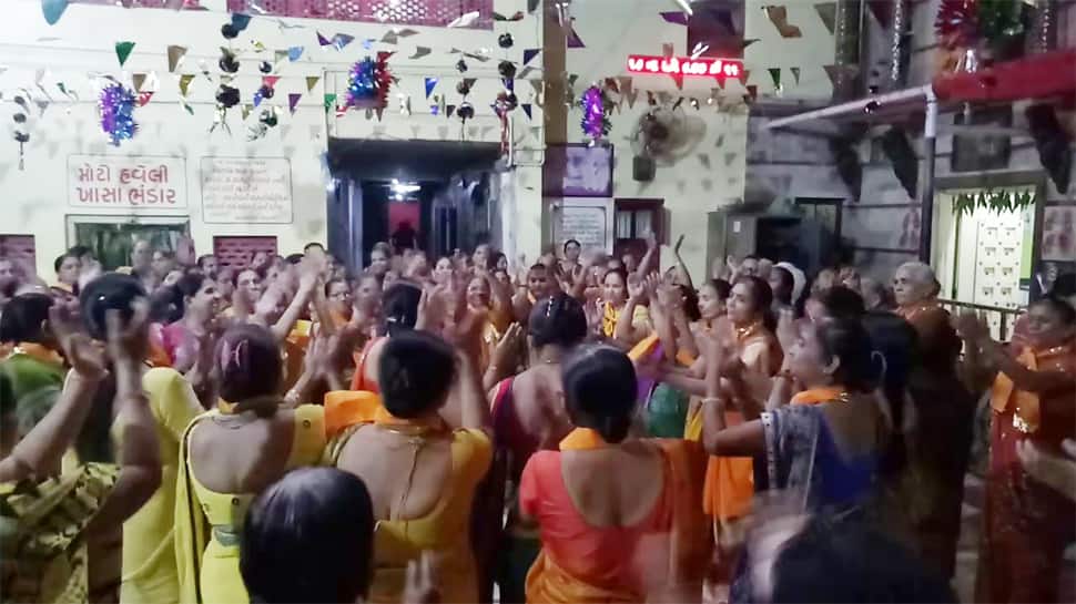 જામનગરની મોટી હવેલીમાં 15 જૂનથી શરૂ થશે મંગળા-શયનના દર્શન, કોરોનાની ગાઈડલાઈનનું કરવું પડશે પાલન જામનગરની મોટી હવેલીમાં 15 જૂનથી શરૂ થશે મંગળા-શયનના દર્શન, કોરોનાની ગાઈડલાઈનનું કરવું પડશે પાલન