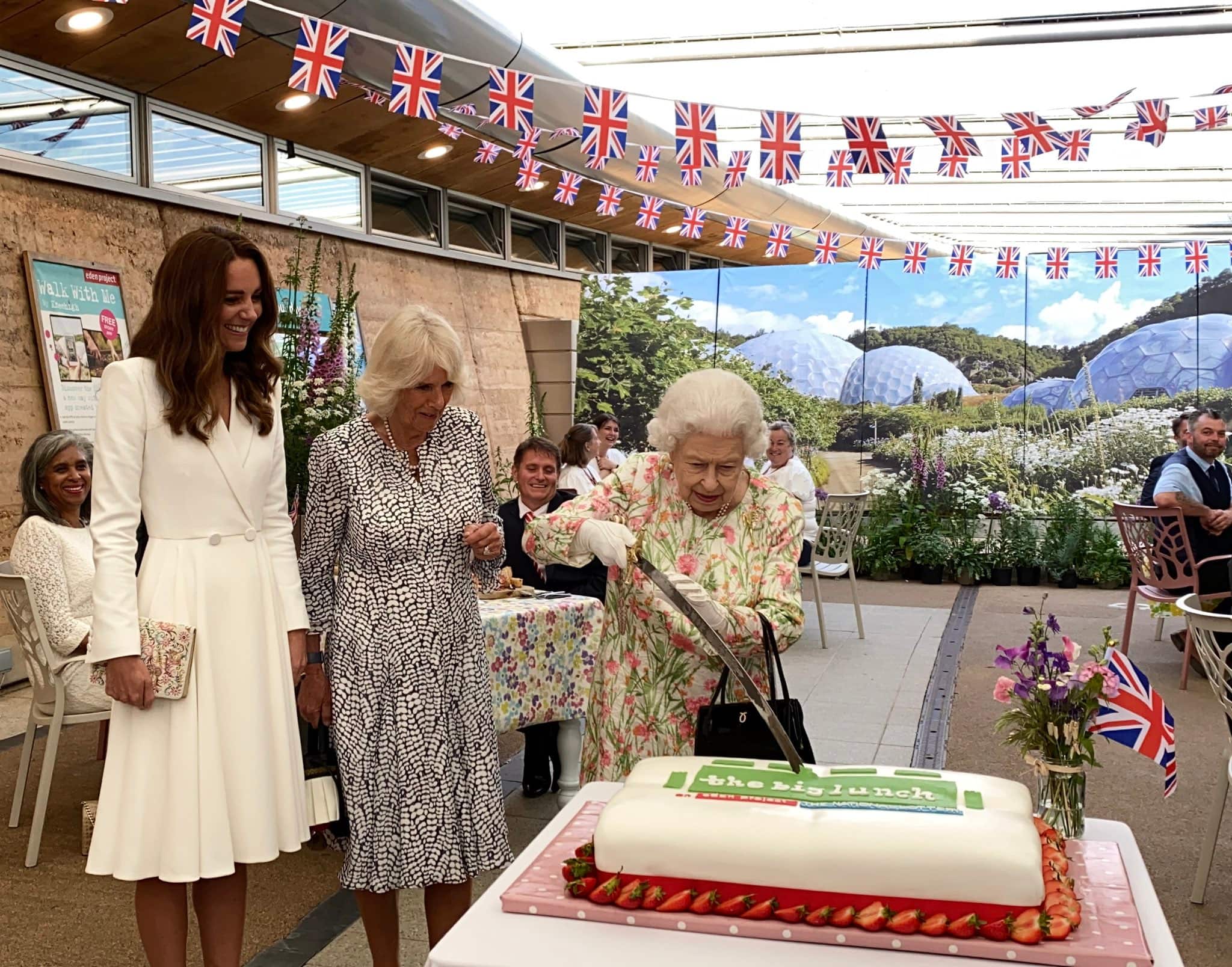 બ્રિટનના મહારાણી Elizabeth નો શાહી અંદાજ, ચાકુની જગ્યાએ તલવારથી કાપી બર્થડે કેક બ્રિટનના મહારાણી Elizabeth નો શાહી અંદાજ, ચાકુની જગ્યાએ તલવારથી કાપી બર્થડે કેક