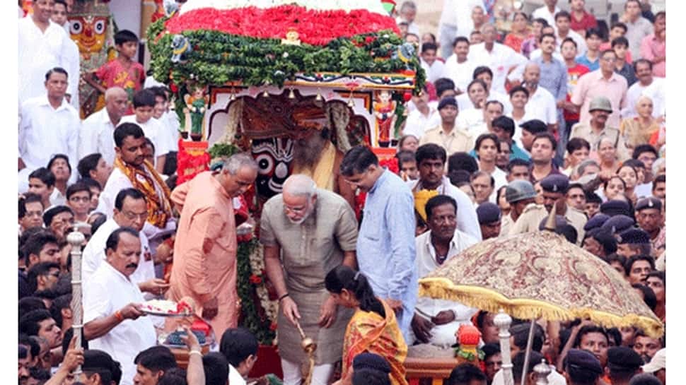 રથયાત્રા નીકળતા પહેલાં કેમ CM સોનાની સાવરણીથી સાફ કરે છે રસ્તો? જાણો કેમ મોદીને સૌથી વધુ વાર મળી જગન્નાથના પ્રથમ સેવક બનવાની તક રથયાત્રા નીકળતા પહેલાં કેમ CM સોનાની સાવરણીથી સાફ કરે છે રસ્તો? જાણો કેમ મોદીને સૌથી વધુ વાર મળી જગન્નાથના પ્રથમ સેવક બનવાની તક