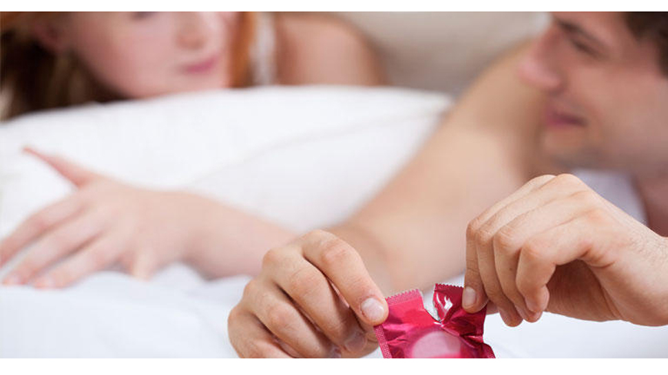 Condom ના ઉપયોગની શરૂઆત ક્યારથી થઈ? પહેલાં કઈ રીતે બનતા હતા કોન્ડોમ? જાણવા જેવો છે કોન્ડોમનો 15 હજાર વર્ષ જૂનો ઈતિહાસ! | World News in Gujarati