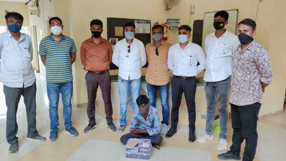 Bhavnagar: SOGએ ગાંઝાના જથ્થા સાથે એક વ્યક્તિની ધરપકડ કરી Bhavnagar: SOGએ ગાંઝાના જથ્થા સાથે એક વ્યક્તિની ધરપકડ કરી