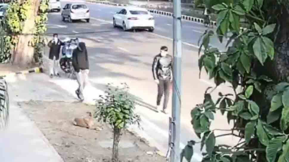 આ 2 લોકોએ ઇઝરાયલી દૂતાવાસની બહાર બોમ્બ વિસ્ફોટ કર્યા હતા? NIA જારી કર્યા CCTV ફુટેજ આ 2 લોકોએ ઇઝરાયલી દૂતાવાસની બહાર બોમ્બ વિસ્ફોટ કર્યા હતા? NIA જારી કર્યા CCTV ફુટેજ