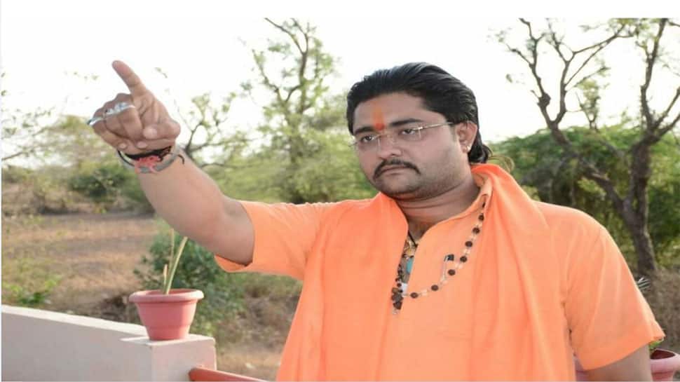 મંદિરના પૂજારીએ ભક્તની દીકરી સાથે કરી પ્રેમલીલા, પરિવાર તાબે ન થતાં યુવતીનું અપહરણ મંદિરના પૂજારીએ ભક્તની દીકરી સાથે કરી પ્રેમલીલા, પરિવાર તાબે ન થતાં યુવતીનું અપહરણ
