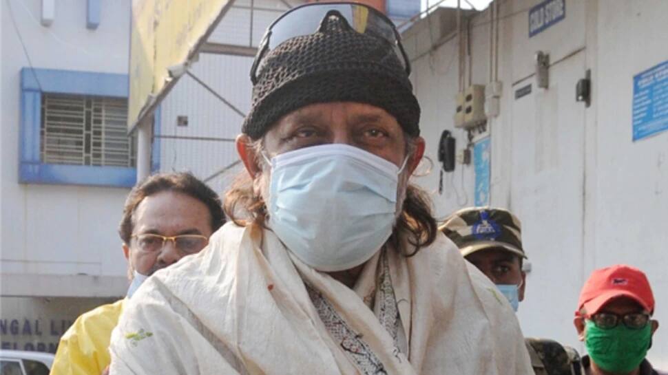 Mithun Chakraborty: આ 2 ફિલ્મી ડાયલોગના કારણે મિથુન ચક્રવર્તી મુશ્કેલીમાં? કોલકાતા પોલીસે 45 મિનિટ સુધી કરી પૂછપરછ Mithun Chakraborty: આ 2 ફિલ્મી ડાયલોગના કારણે મિથુન ચક્રવર્તી મુશ્કેલીમાં? કોલકાતા પોલીસે 45 મિનિટ સુધી કરી પૂછપરછ