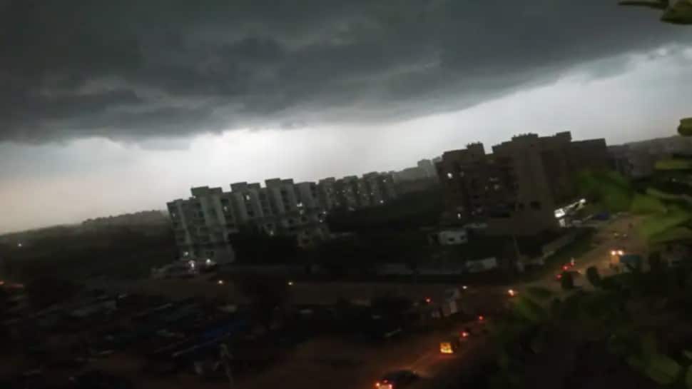 અમદાવાદના અનેક વિસ્તારમાં વીજળીના કડાકા સાથે વરસાદ, 1 કલાકમાં અડધો ઈંચ વરસાદ અમદાવાદના અનેક વિસ્તારમાં વીજળીના કડાકા સાથે વરસાદ, 1 કલાકમાં અડધો ઈંચ વરસાદ