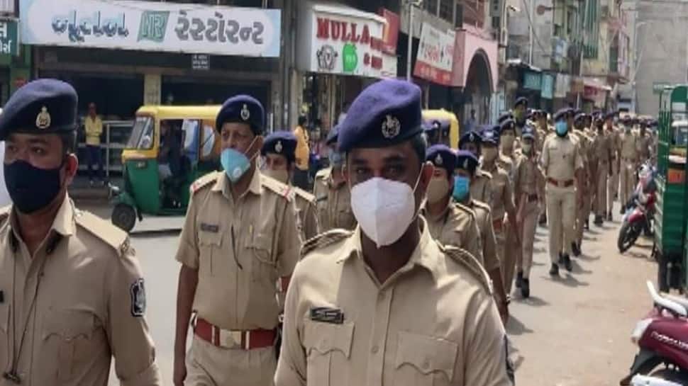 Ahmedabad: રથયાત્રા પહેલા જ પોલીસ એક્ટિવ, 200 જવાનો સાથે સંવેદનશીલ વિસ્તારમાં ફૂટ પેટ્રોલિંગ Ahmedabad: રથયાત્રા પહેલા જ પોલીસ એક્ટિવ, 200 જવાનો સાથે સંવેદનશીલ વિસ્તારમાં ફૂટ પેટ્રોલિંગ