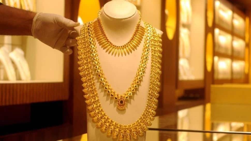 Gold Price Today: સોનાના ભાવમાં કડાકો, ચાંદી થઈ સસ્તી, જાણો 24 કેરેટ Gold ની કિંમત Gold Price Today: સોનાના ભાવમાં કડાકો, ચાંદી થઈ સસ્તી, જાણો 24 કેરેટ Gold ની કિંમત