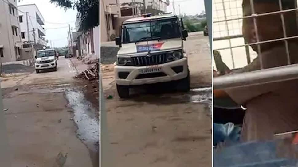 SURAT: ખાનગી વ્યક્તિએ પોલીસ પીસીઆર વાન ચલાવી બનાવ્યો વીડિયો, પોલીસ ફરી વિવાદમાં SURAT: ખાનગી વ્યક્તિએ પોલીસ પીસીઆર વાન ચલાવી બનાવ્યો વીડિયો, પોલીસ ફરી વિવાદમાં