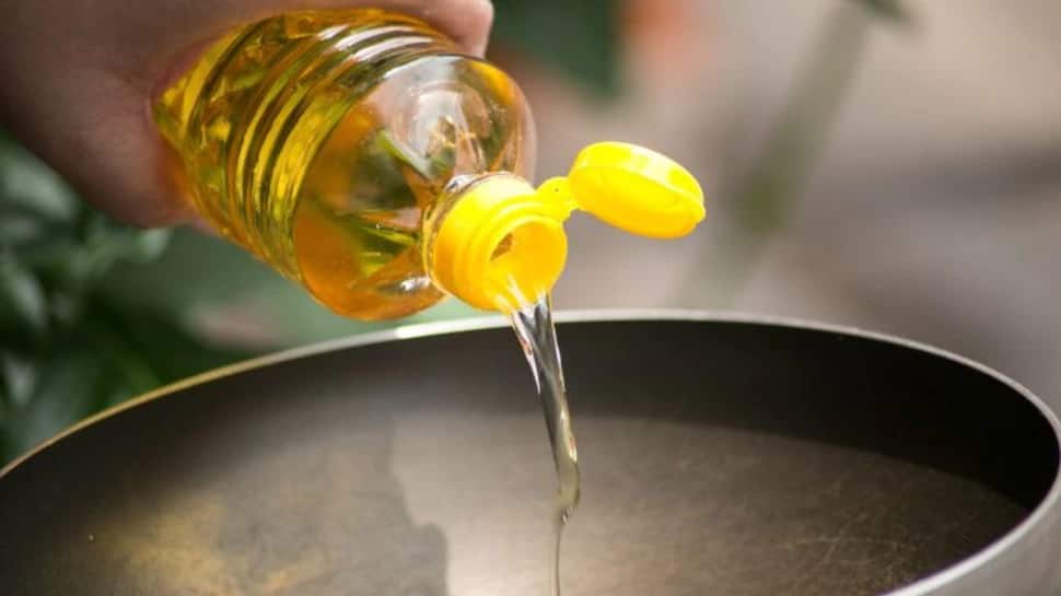 Import duty on edible oils: ખાદ્ય તેલો મોંઘા થવા છતાં સરકારે લીધો નિર્ણય? હવે નહીં ઘટે ઈમ્પોર્ટ ડ્યૂટી! Import duty on edible oils: ખાદ્ય તેલો મોંઘા થવા છતાં સરકારે લીધો નિર્ણય? હવે નહીં ઘટે ઈમ્પોર્ટ ડ્યૂટી!