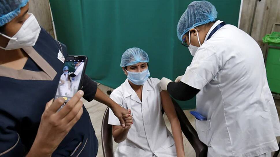 Corona Vaccine ના લીધે દેશમાં બચ્યા હજારો જીવ, સ્ટડીમાં સામે આવી મહત્વપૂર્ણ જાણકારીઓ Corona Vaccine ના લીધે દેશમાં બચ્યા હજારો જીવ, સ્ટડીમાં સામે આવી મહત્વપૂર્ણ જાણકારીઓ
