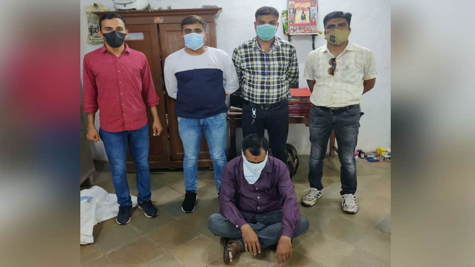 આરોગ્ય સાથે ખેલ : દુકાનમાં દવાખાનુ ખોલીને બેસેલો નકલી ડોક્ટર ભાવનગરથી પકડાયો આરોગ્ય સાથે ખેલ : દુકાનમાં દવાખાનુ ખોલીને બેસેલો નકલી ડોક્ટર ભાવનગરથી પકડાયો