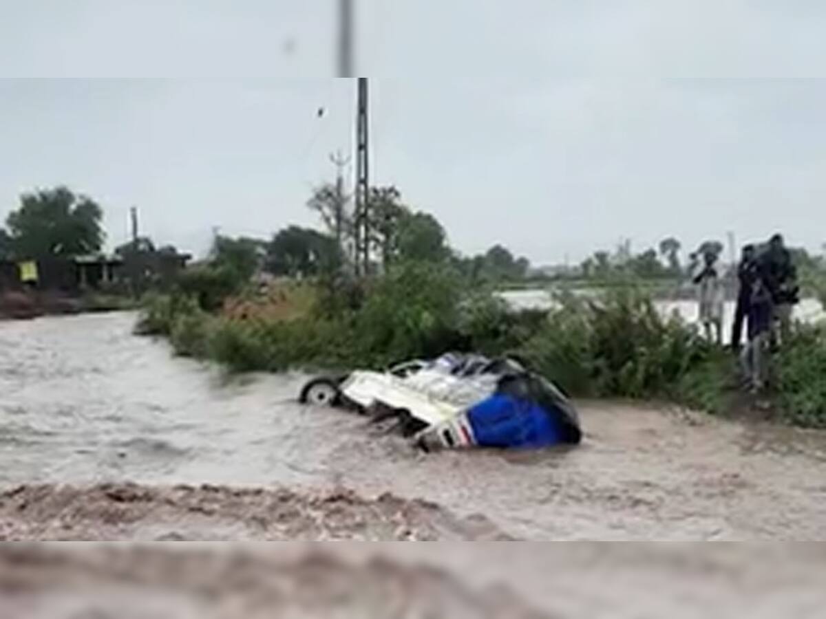 કચ્છ-સૌરાષ્ટ્રમાં ધોધમાર વરસાદ, નડાળા નદીમાં બોલેરો ગાડી તણાઇ, 3નો આબાદ બચાવ