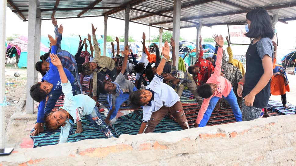 World Yoga Day: એક સમયે સાપ વીંછી જોડે રમવા ટેવાયેલા આ બાળકો આજે ભણે છે યોગના પાઠ World Yoga Day: એક સમયે સાપ વીંછી જોડે રમવા ટેવાયેલા આ બાળકો આજે ભણે છે યોગના પાઠ