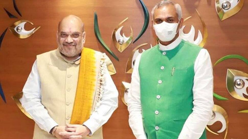 શાહ- નીતિન પટેલ એક જ ગાડીમાં સર્કીટ હાઉસ આવ્યા, CM-DYCM સાથે એક કલાક બંધ બારણે બેઠક શાહ- નીતિન પટેલ એક જ ગાડીમાં સર્કીટ હાઉસ આવ્યા, CM-DYCM સાથે એક કલાક બંધ બારણે બેઠક