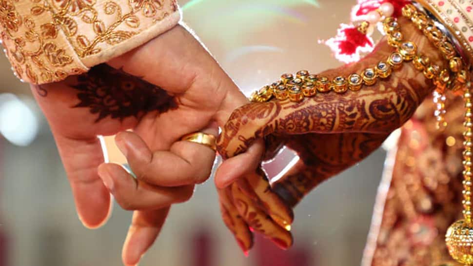 લગ્ન થવામાં વારંવાર આવે છે વિઘ્ન? તો બદલાતી જતી ગ્રહોની ચાલ વચ્ચે અજમાવી જુઓ આ ઉપાય! લગ્ન થવામાં વારંવાર આવે છે વિઘ્ન? તો બદલાતી જતી ગ્રહોની ચાલ વચ્ચે અજમાવી જુઓ આ ઉપાય!