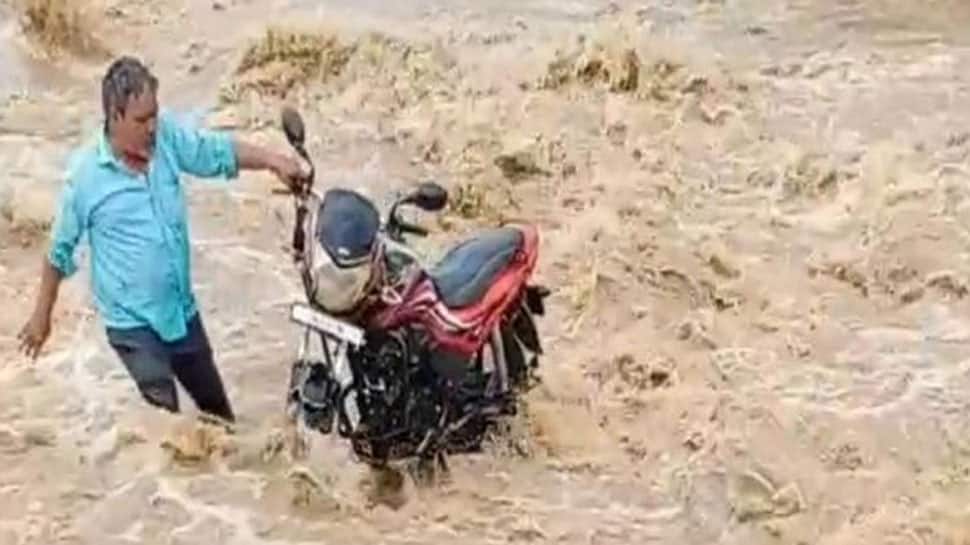 નદીના ધસમસતા પ્રવાહમાં બાઇક ચાલક ફસાયો, જીવના જોખમે બાઇક તણાવતું બચાવા અનેક પ્રયાસો કર્યા નદીના ધસમસતા પ્રવાહમાં બાઇક ચાલક ફસાયો, જીવના જોખમે બાઇક તણાવતું બચાવા અનેક પ્રયાસો કર્યા