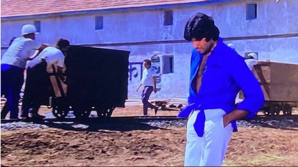 Deewaar ફિલ્મમાં કેમ અમિતાભ બચ્ચને મારી હતી શર્ટને ગાંઠ? જાણો મજબૂરીમાં મારેલી ગાંઠ કઈ રીતે બની ગઈ ફેશન Deewaar ફિલ્મમાં કેમ અમિતાભ બચ્ચને મારી હતી શર્ટને ગાંઠ? જાણો મજબૂરીમાં મારેલી ગાંઠ કઈ રીતે બની ગઈ ફેશન