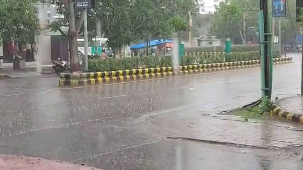 RAJKOT: મેઘરાજાની તોફાની બેટિંગના પગલે શહેરમાં ઠંડક, પાણી ભરાતા જનજીવન અસ્તવ્યસ્ત RAJKOT: મેઘરાજાની તોફાની બેટિંગના પગલે શહેરમાં ઠંડક, પાણી ભરાતા જનજીવન અસ્તવ્યસ્ત