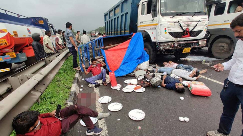 SURAT: ડમ્પર અને ટેમ્પો વચ્ચે અકસ્માત, લોકો વસ્તુની જેમ રસ્તા પર ઢોળાયા SURAT: ડમ્પર અને ટેમ્પો વચ્ચે અકસ્માત, લોકો વસ્તુની જેમ રસ્તા પર ઢોળાયા