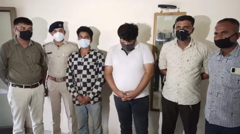 Umreth: લાખોની ચીલઝડપમાં ફરિયાદી જ નિકળ્યો આરોપી, ઘડ્યો હતો આવો પ્લાન Umreth: લાખોની ચીલઝડપમાં ફરિયાદી જ નિકળ્યો આરોપી, ઘડ્યો હતો આવો પ્લાન