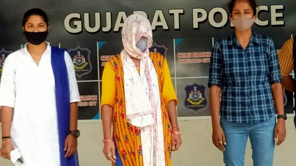 Kadi: 17 વર્ષ પહેલાં NRI ટ્રસ્ટી સહિત 4 લોકોની કરી હતી હત્યા, દિલ્હીથી મહિલા આરોપીને દબોચી Kadi: 17 વર્ષ પહેલાં NRI ટ્રસ્ટી સહિત 4 લોકોની કરી હતી હત્યા, દિલ્હીથી મહિલા આરોપીને દબોચી