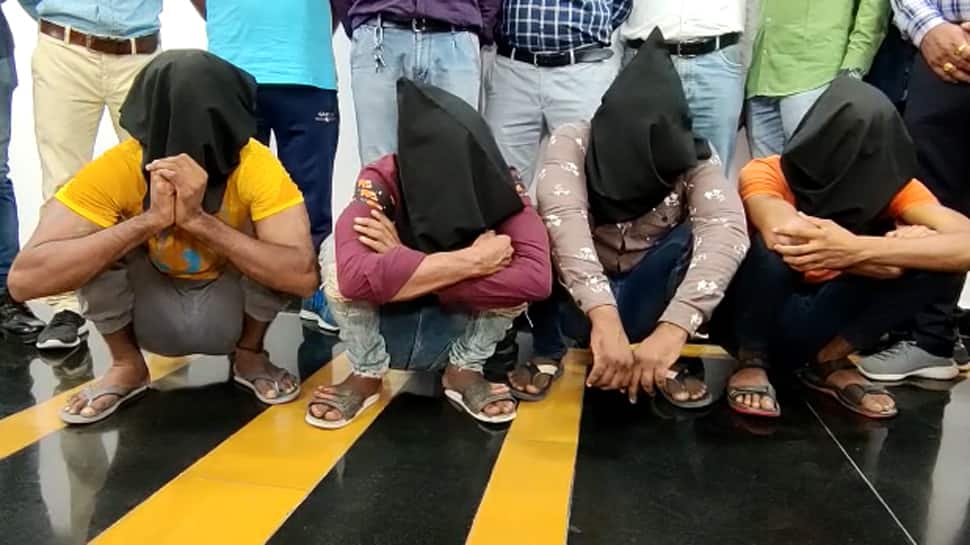 Vadodara: એક રૂપિયાની મદદથી ટ્રેનને લૂંટતી હતી ટોહાના ગેંગ, 13 લૂંટોને આપ્યો અંજામ Vadodara: એક રૂપિયાની મદદથી ટ્રેનને લૂંટતી હતી ટોહાના ગેંગ, 13 લૂંટોને આપ્યો અંજામ