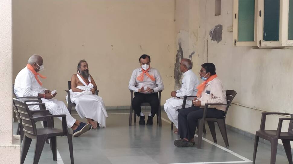AHMEDABAD: રાજ્યના એક પછીએક મંત્રીઓના જગન્નાથ મંદિરે આંટાફેરા, જો કે રથયાત્રા અંગે ચલકચલાણું AHMEDABAD: રાજ્યના એક પછીએક મંત્રીઓના જગન્નાથ મંદિરે આંટાફેરા, જો કે રથયાત્રા અંગે ચલકચલાણું