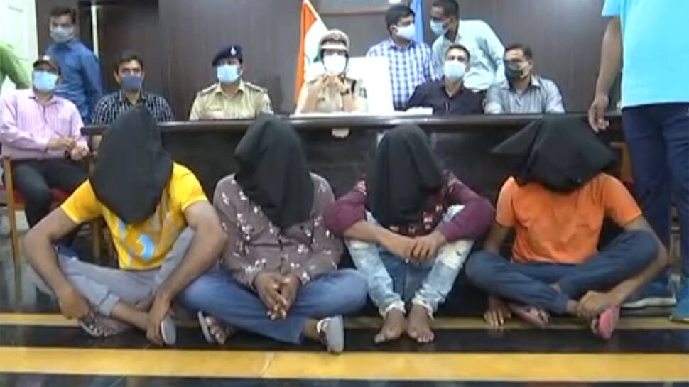 VADODARA: 1 રૂપિયાનાં ખર્ચે આ લૂંટારૂઓ કરતા લાખો રૂપિયાની લૂંટ, વાંચીને આશ્ચર્યથી આંખો થઇ જશે પહોળી VADODARA: 1 રૂપિયાનાં ખર્ચે આ લૂંટારૂઓ કરતા લાખો રૂપિયાની લૂંટ, વાંચીને આશ્ચર્યથી આંખો થઇ જશે પહોળી