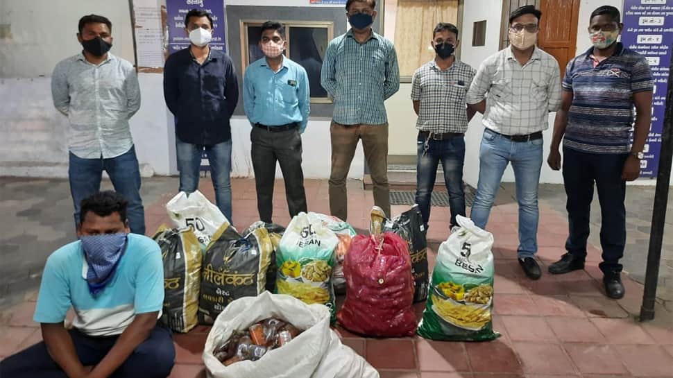 Vadodara: બુટલેગરે એવું તો શું કર્યું કે પોલીસ પણ આશ્ચર્યમાં મુકાઈ, જાણો સમગ્ર મામલો Vadodara: બુટલેગરે એવું તો શું કર્યું કે પોલીસ પણ આશ્ચર્યમાં મુકાઈ, જાણો સમગ્ર મામલો