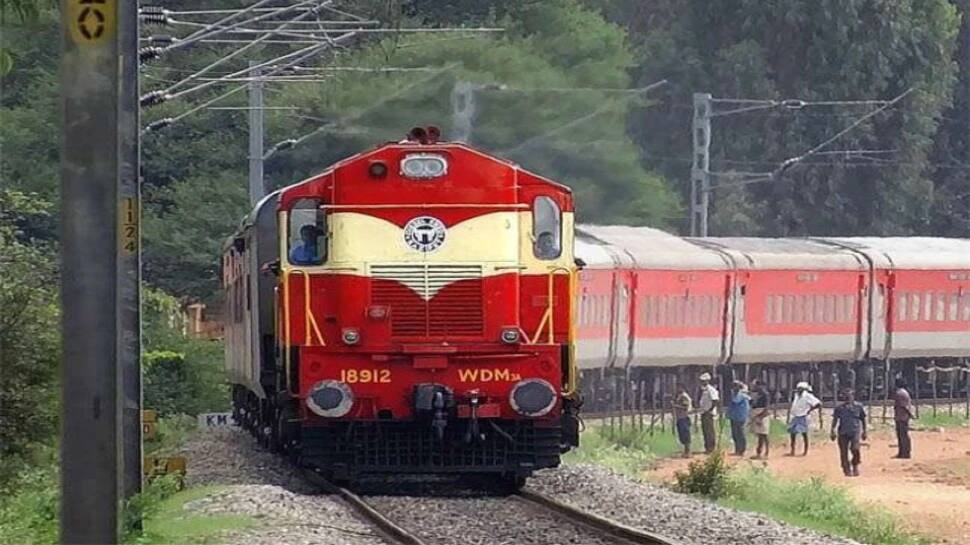 Indian Railways: હવે તમારી ટ્રેન ટિકિટ પર કોઈ બીજું પણ કરી શકશે મુસાફરી! આ સુવિધા વિશે જાણો