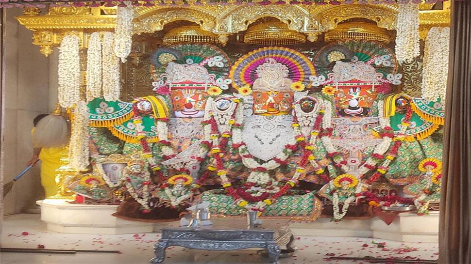 નાથની નેત્રોત્સવ વિધિ : રથયાત્રા પહેલા ભગવાનના આંખે પાટા બંધાયા, સીઆર પાટીલ પહોંચ્યા નાથની નેત્રોત્સવ વિધિ : રથયાત્રા પહેલા ભગવાનના આંખે પાટા બંધાયા, સીઆર પાટીલ પહોંચ્યા