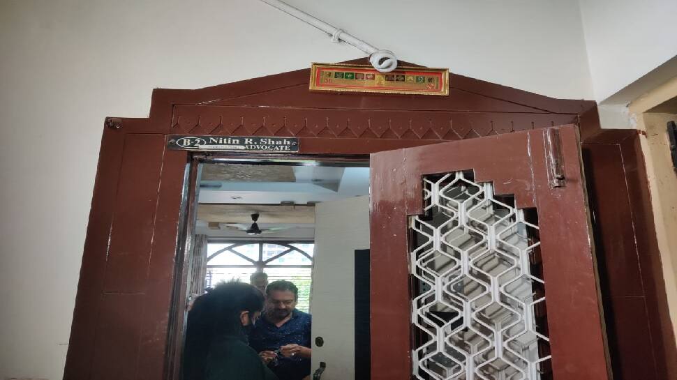 અમદાવાદમાં રેવન્યુમાં પ્રેક્ટીસ કરતા વકીલના ઘરે લાખોની ચોરી, પોલીસે શરૂ કરી તપાસ અમદાવાદમાં રેવન્યુમાં પ્રેક્ટીસ કરતા વકીલના ઘરે લાખોની ચોરી, પોલીસે શરૂ કરી તપાસ