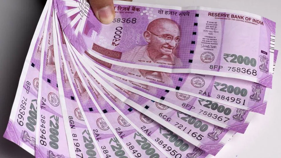 સુકા કુવામાંથી નિકળી રહી છે નોટો