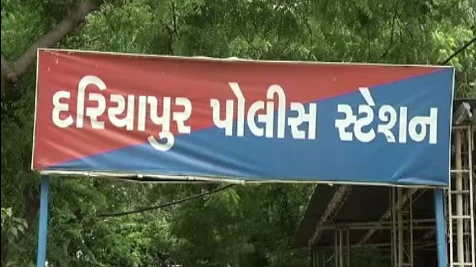 અમદાવાદના પોલીસ સ્ટેશનમાં PI,PSI સહિત 16 પોલીસ કર્મી એક સાથે સસ્પેન્ડ, કારણ જાણી ચોંકી ઉઠશો અમદાવાદના પોલીસ સ્ટેશનમાં PI,PSI સહિત 16 પોલીસ કર્મી એક સાથે સસ્પેન્ડ, કારણ જાણી ચોંકી ઉઠશો